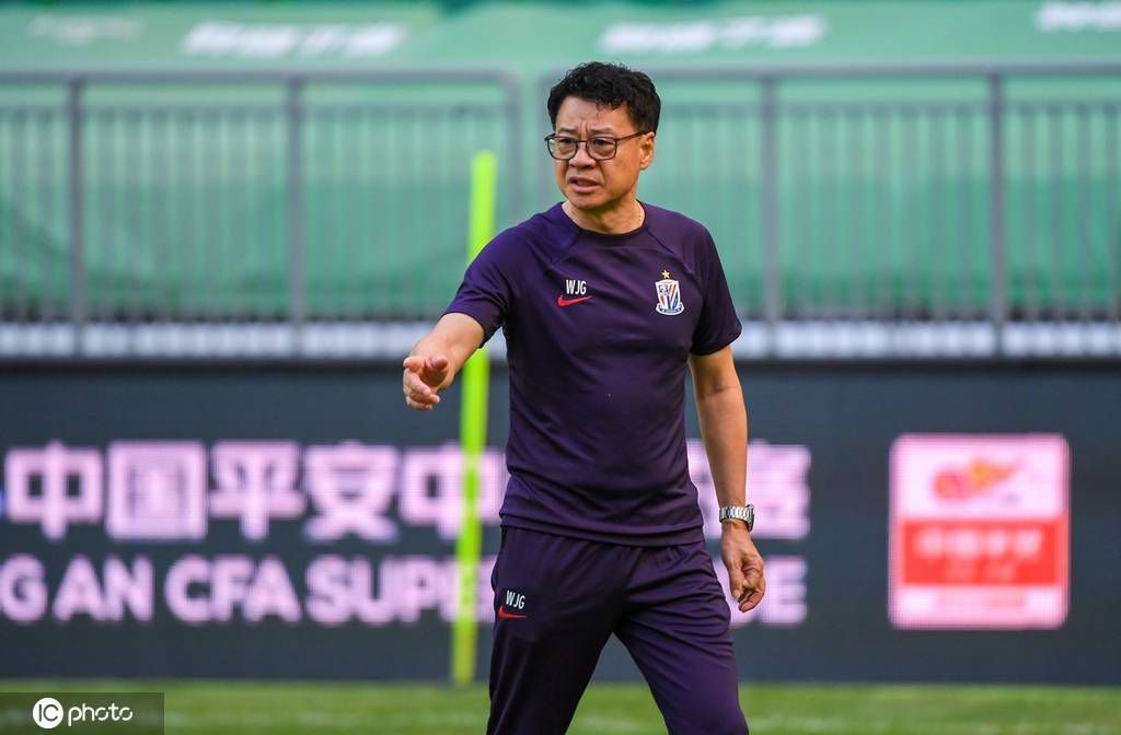 潘晓霜这个人物出现以后，像一团火一样的去熔化他，熔化他那个坚硬的外壳，在那个炎凉的社会里面，这个孤单的人被一团火温暖着，就很让人欣慰